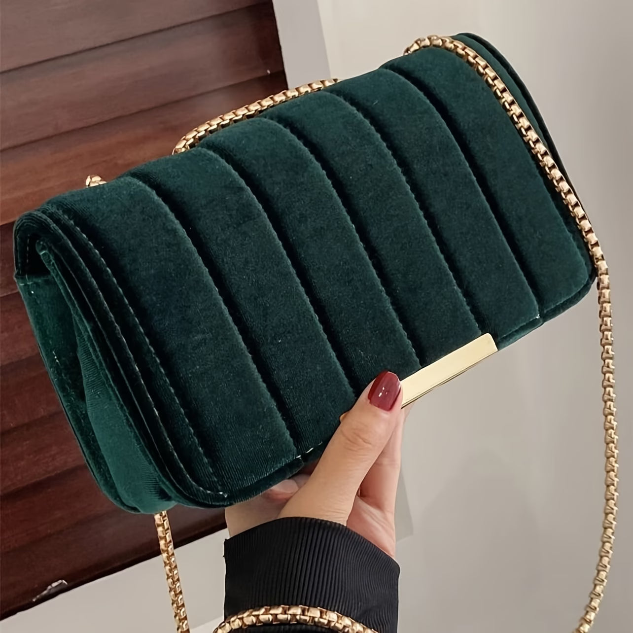 Elegant Crossbody Bag – Minimal Chain Shoulder Bag for Everyday Style
