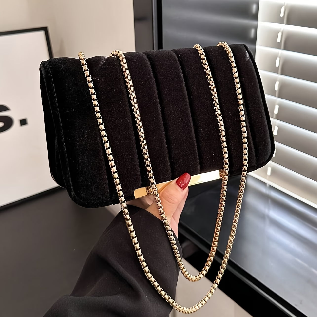Elegant Crossbody Bag – Minimal Chain Shoulder Bag for Everyday Style