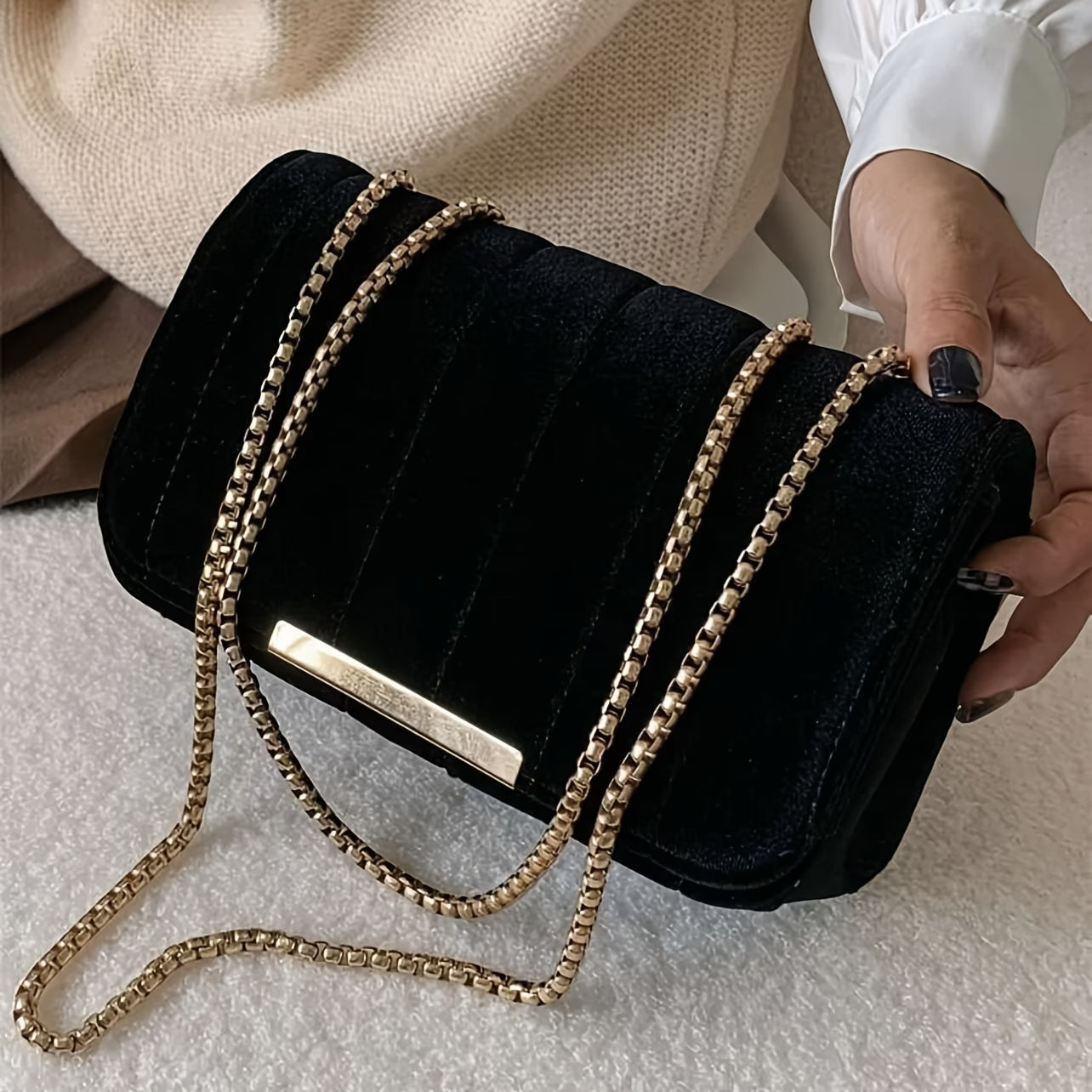 Elegant Crossbody Bag – Minimal Chain Shoulder Bag for Everyday Style